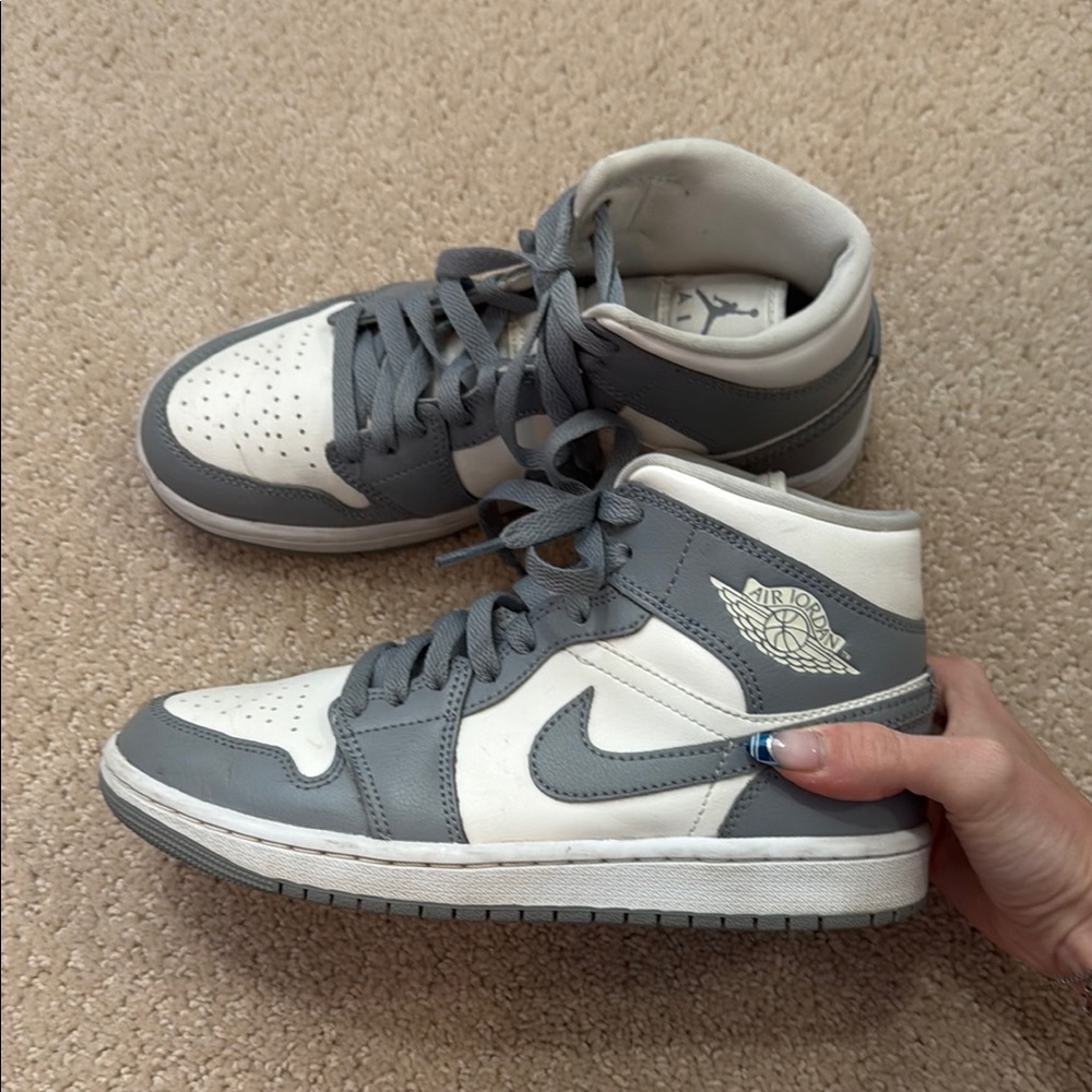 Jordan 1 Mid Women's Sneakers in Grey/White